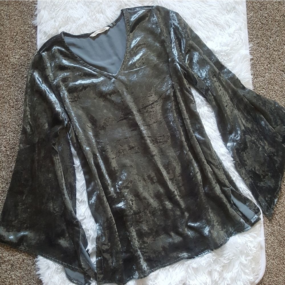 Soft Surroundings Velour Wide sleeve V-neck Top Size Small‎